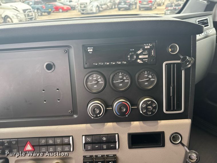 image for item EG6282 2020 Freightliner Cascadia 126 semi truck