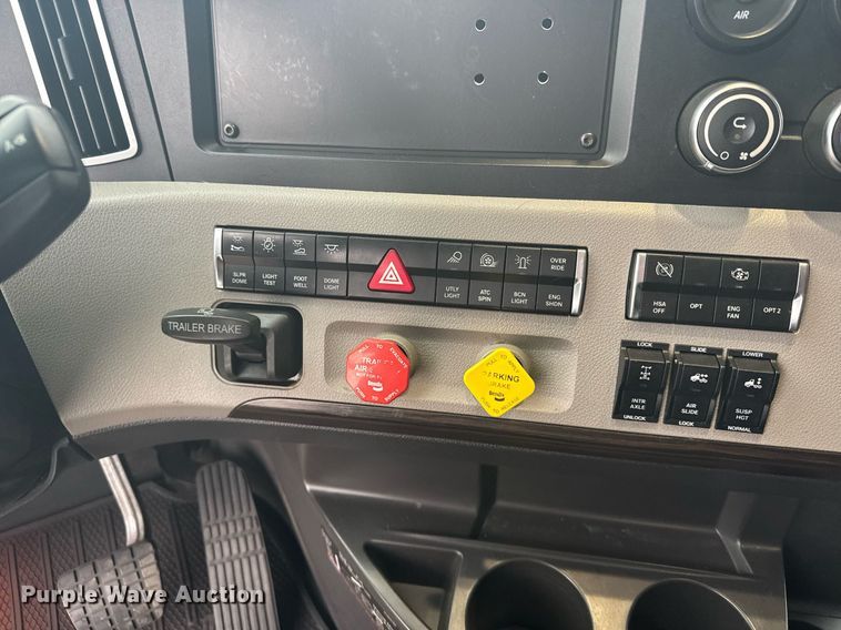 image for item EG6282 2020 Freightliner Cascadia 126 semi truck