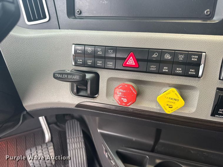 image for item EG6282 2020 Freightliner Cascadia 126 semi truck