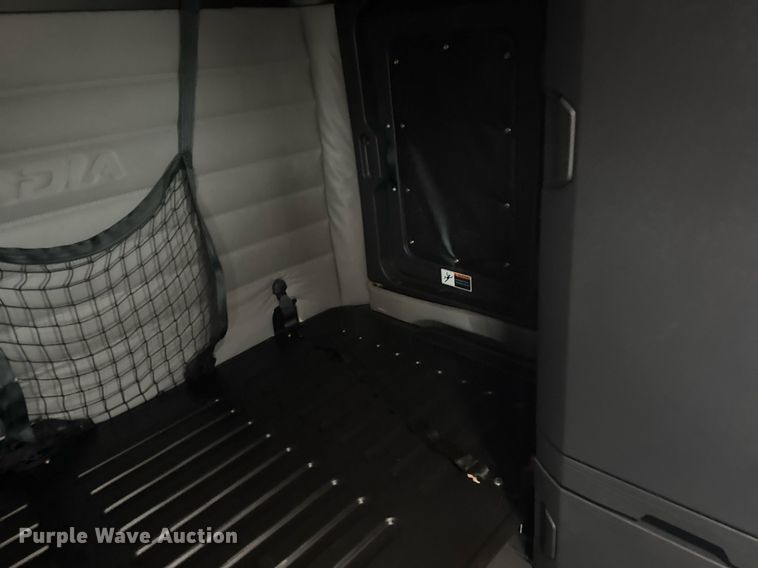 image for item EG6282 2020 Freightliner Cascadia 126 semi truck