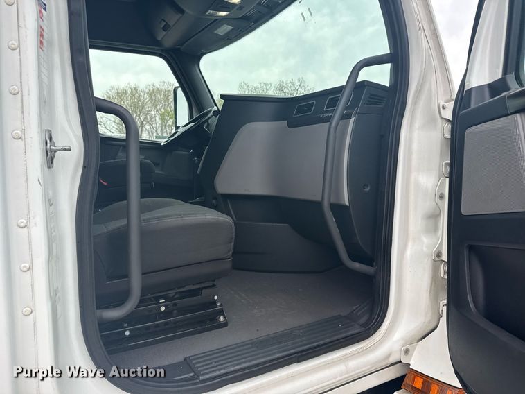 image for item EG6282 2020 Freightliner Cascadia 126 semi truck