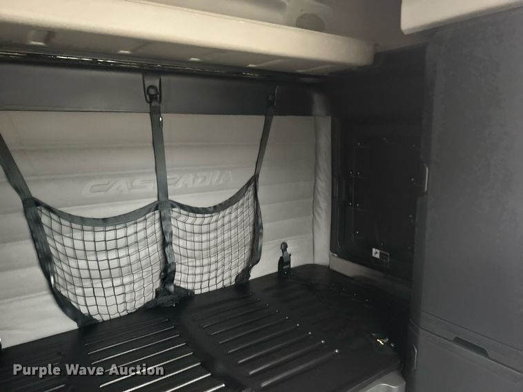 image for item EG6282 2020 Freightliner Cascadia 126 semi truck