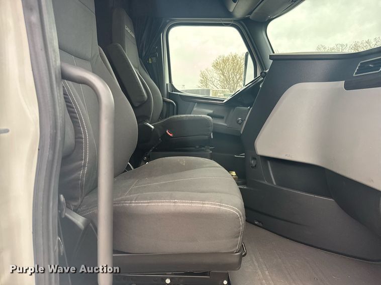 image for item EG6282 2020 Freightliner Cascadia 126 semi truck