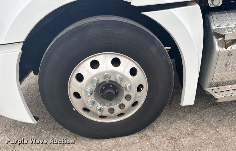 image for item EG6282 2020 Freightliner Cascadia 126 semi truck