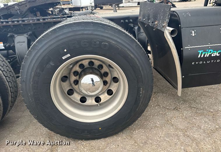 image for item EG6282 2020 Freightliner Cascadia 126 semi truck