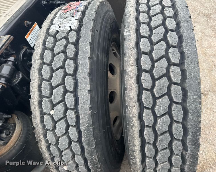 image for item EG6282 2020 Freightliner Cascadia 126 semi truck