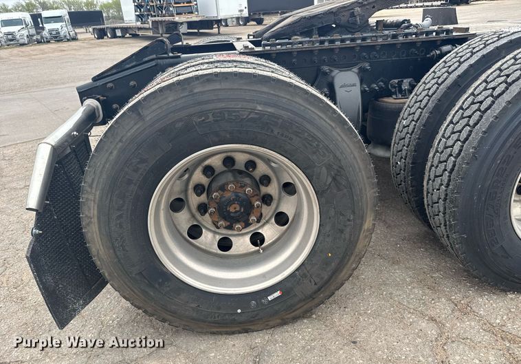 image for item EG6282 2020 Freightliner Cascadia 126 semi truck