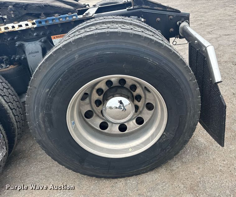 image for item EG6282 2020 Freightliner Cascadia 126 semi truck