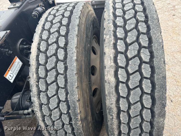 image for item EG6282 2020 Freightliner Cascadia 126 semi truck