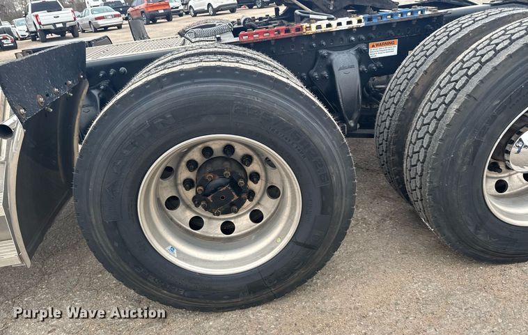 image for item EG6282 2020 Freightliner Cascadia 126 semi truck