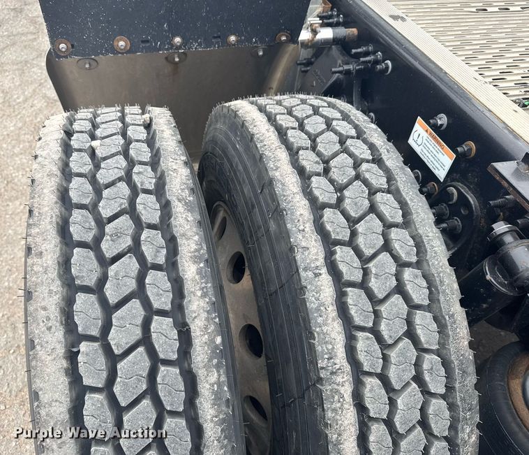 image for item EG6282 2020 Freightliner Cascadia 126 semi truck