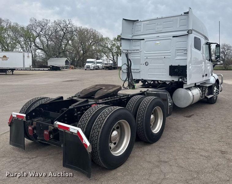 image for item EG6283 2019 Volvo VN semi truck