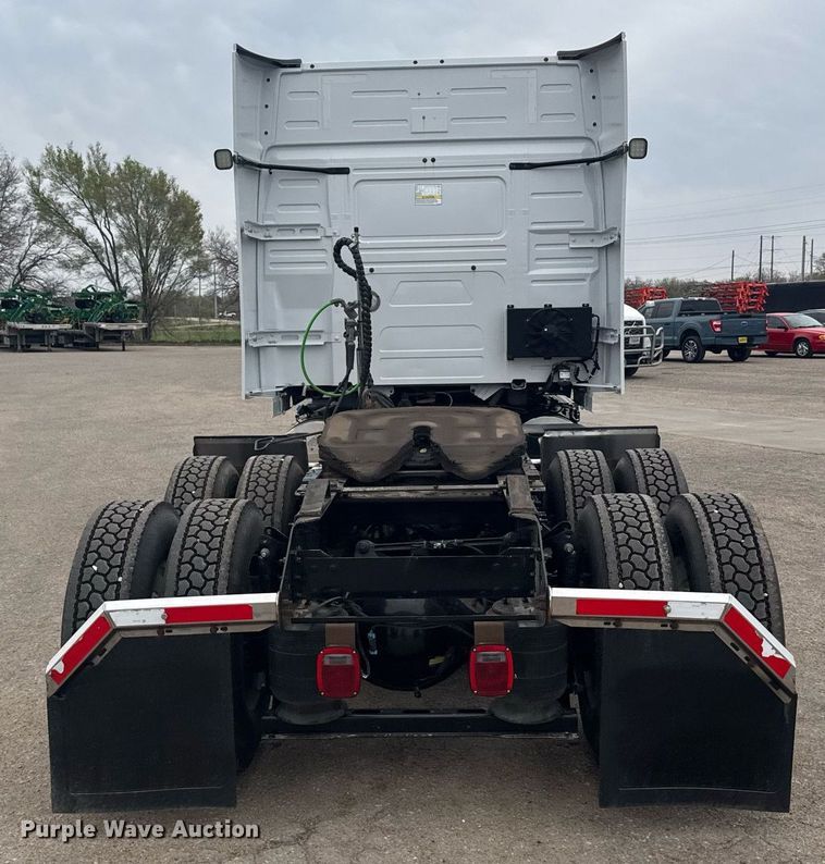 image for item EG6283 2019 Volvo VN semi truck