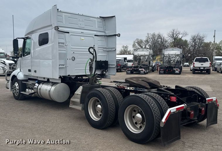 image for item EG6283 2019 Volvo VN semi truck