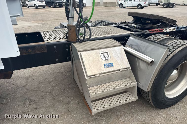 image for item EG6283 2019 Volvo VN semi truck