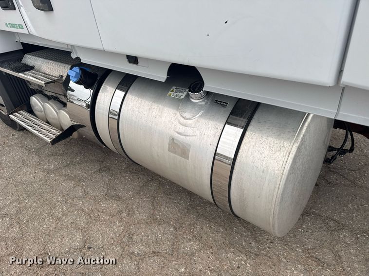 image for item EG6283 2019 Volvo VN semi truck