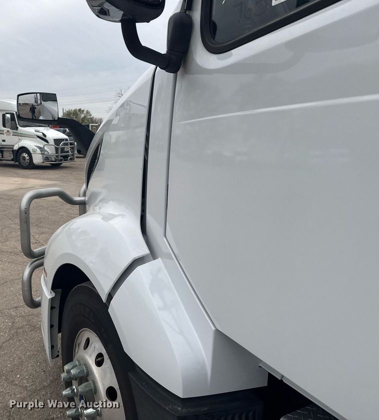 image for item EG6283 2019 Volvo VN semi truck