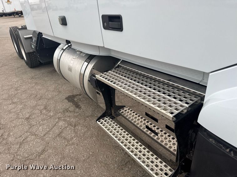 image for item EG6283 2019 Volvo VN semi truck