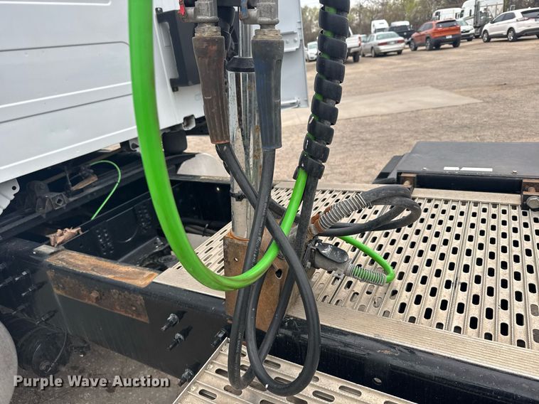 image for item EG6283 2019 Volvo VN semi truck