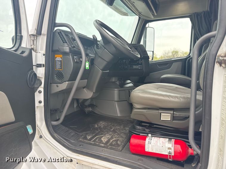 image for item EG6283 2019 Volvo VN semi truck