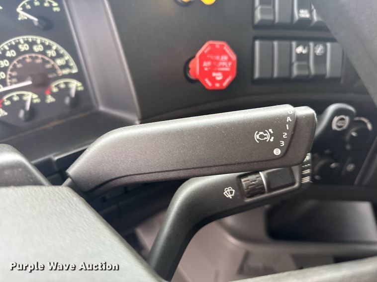 image for item EG6283 2019 Volvo VN semi truck