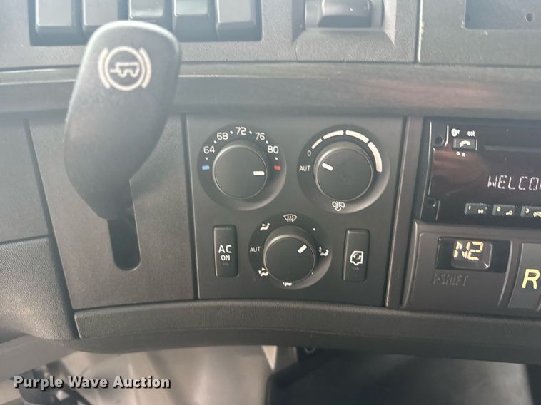 image for item EG6283 2019 Volvo VN semi truck