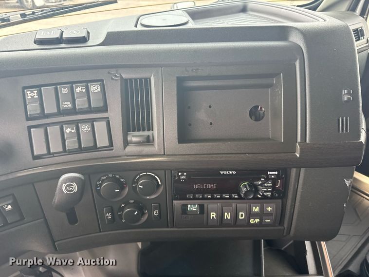 image for item EG6283 2019 Volvo VN semi truck