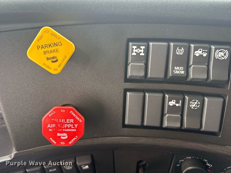 image for item EG6283 2019 Volvo VN semi truck