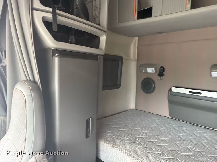 image for item EG6283 2019 Volvo VN semi truck