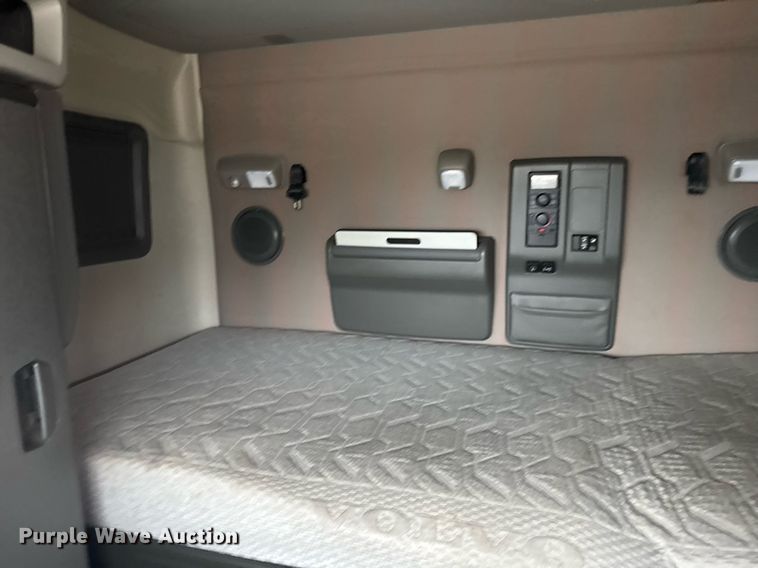 image for item EG6283 2019 Volvo VN semi truck