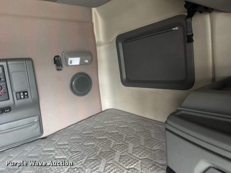 image for item EG6283 2019 Volvo VN semi truck