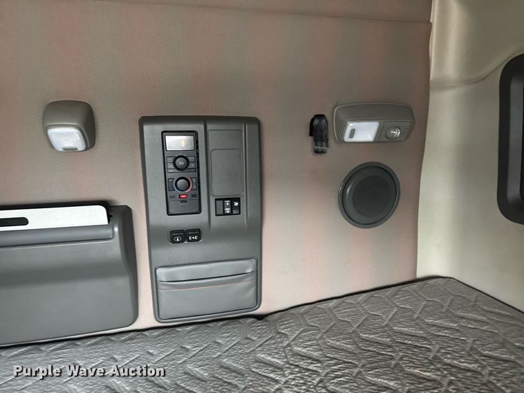 image for item EG6283 2019 Volvo VN semi truck