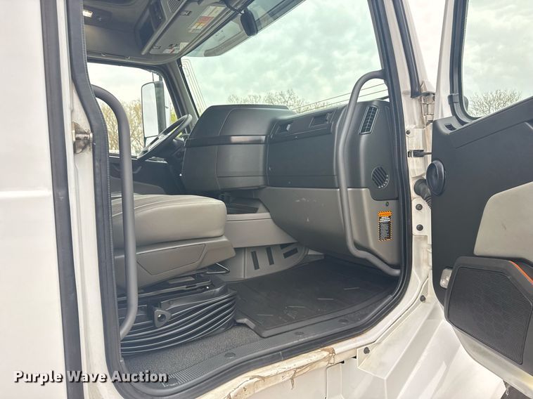 image for item EG6283 2019 Volvo VN semi truck