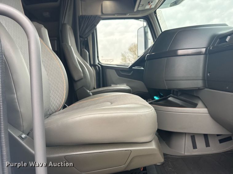 image for item EG6283 2019 Volvo VN semi truck