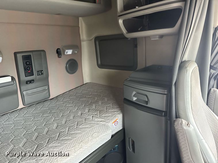 image for item EG6283 2019 Volvo VN semi truck