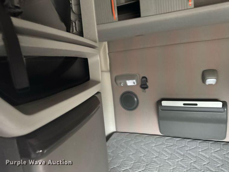 image for item EG6283 2019 Volvo VN semi truck