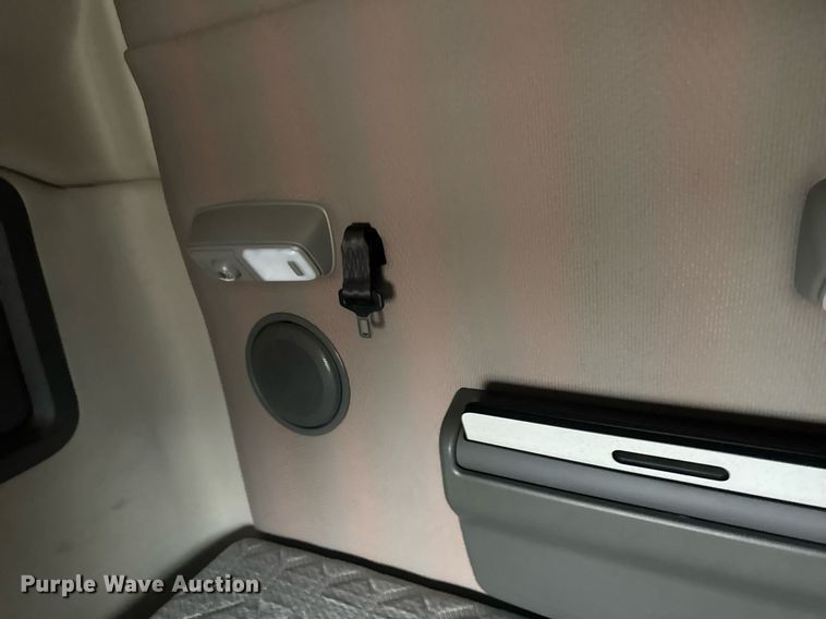 image for item EG6283 2019 Volvo VN semi truck