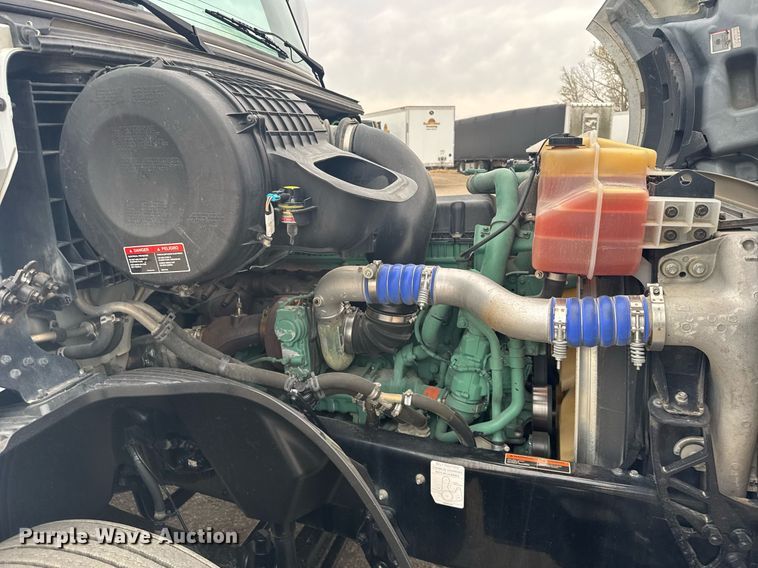 image for item EG6283 2019 Volvo VN semi truck