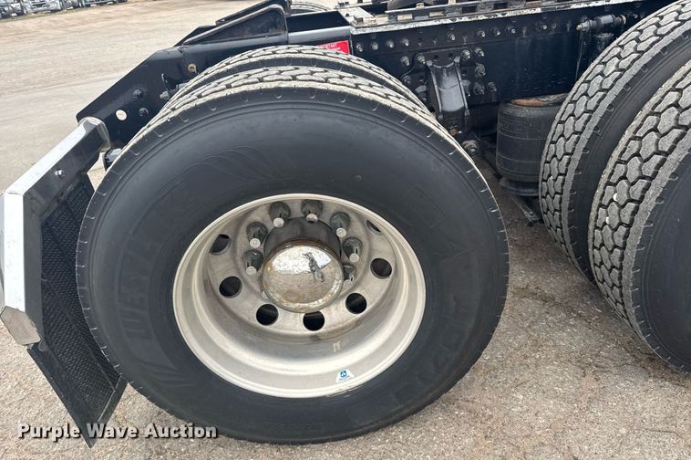 image for item EG6283 2019 Volvo VN semi truck