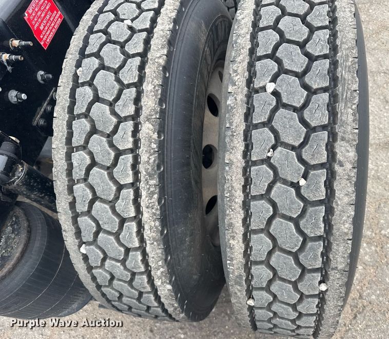 image for item EG6283 2019 Volvo VN semi truck