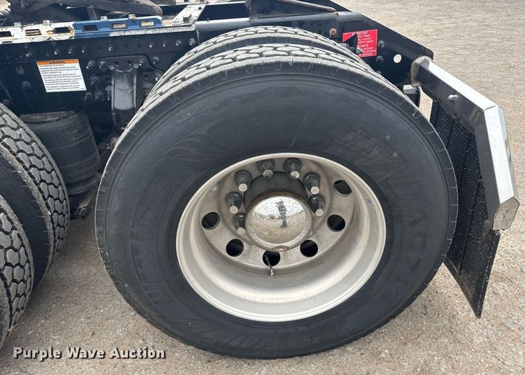 image for item EG6283 2019 Volvo VN semi truck