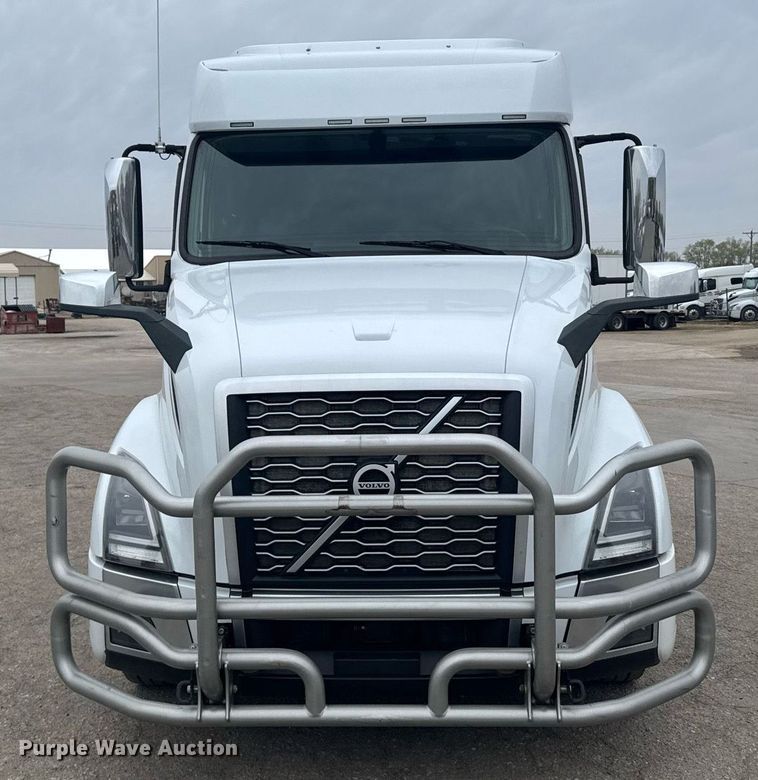 image for item EG6284 2021 Volvo VN semi truck