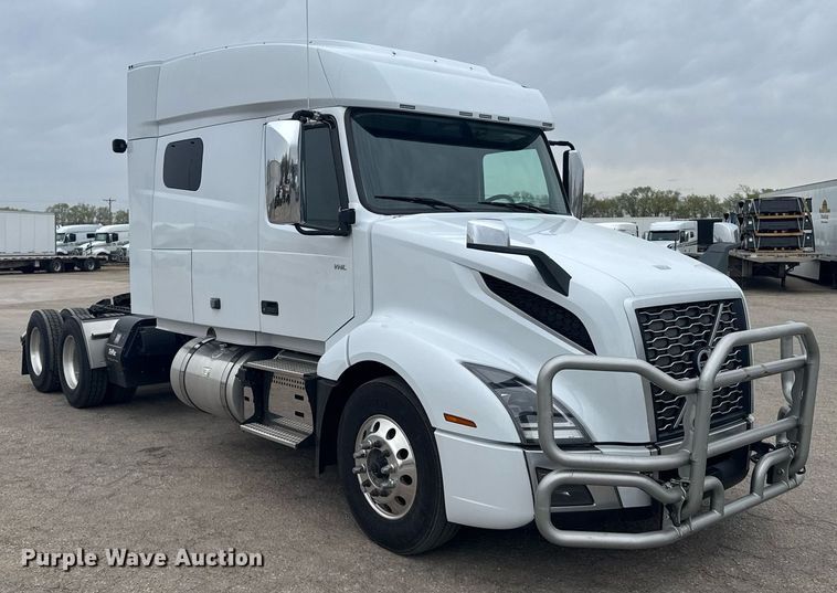 image for item EG6284 2021 Volvo VN semi truck