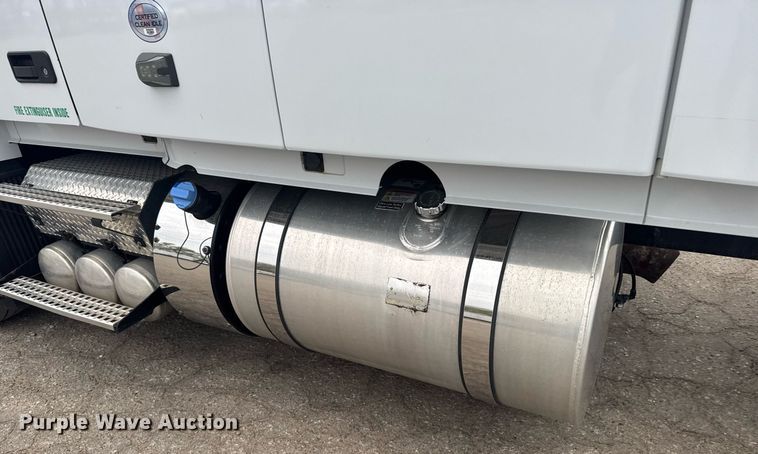 image for item EG6284 2021 Volvo VN semi truck