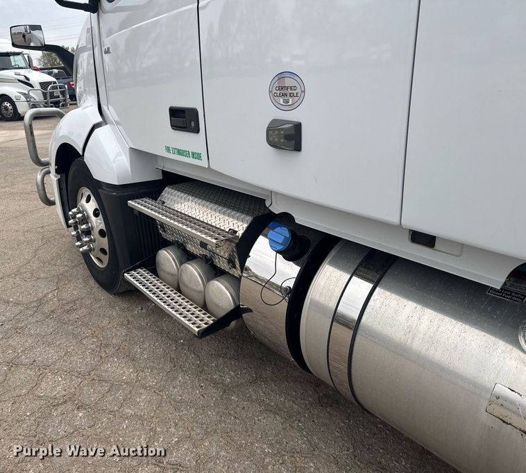 image for item EG6284 2021 Volvo VN semi truck