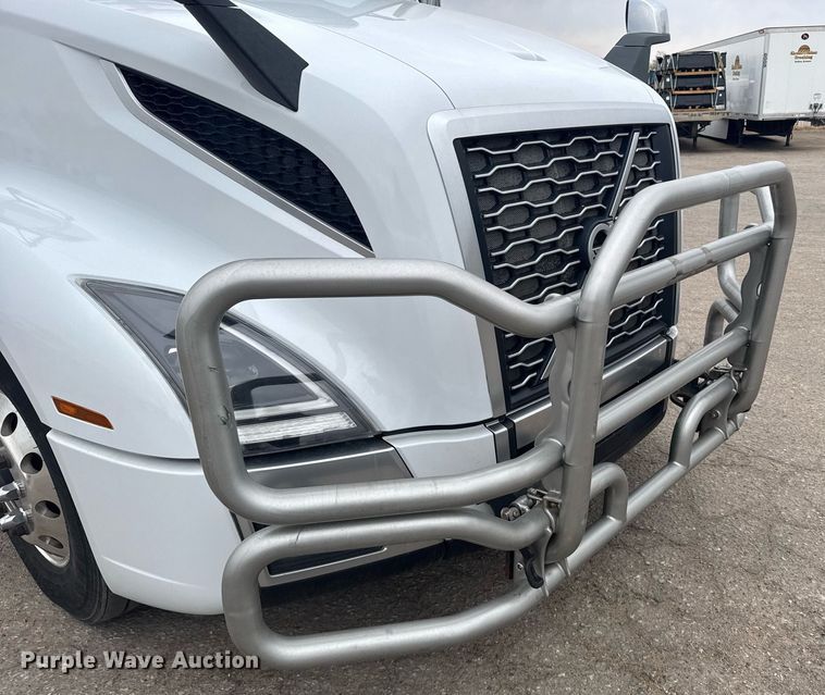 image for item EG6284 2021 Volvo VN semi truck