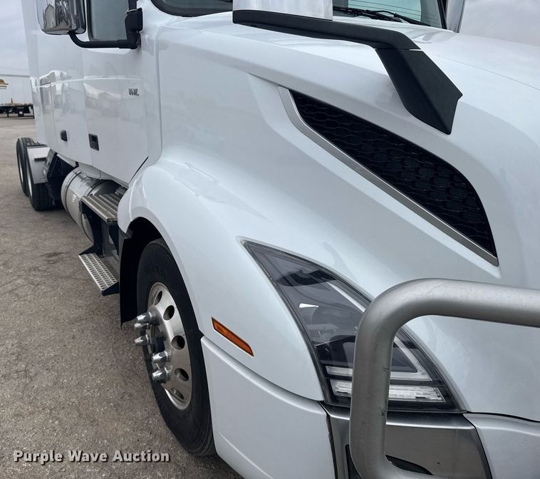 image for item EG6284 2021 Volvo VN semi truck
