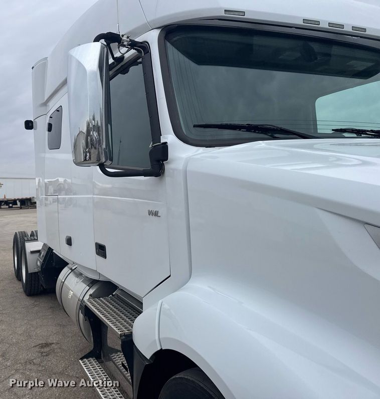image for item EG6284 2021 Volvo VN semi truck