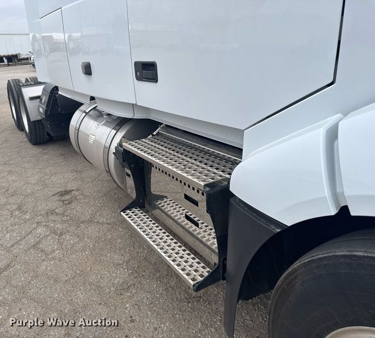 image for item EG6284 2021 Volvo VN semi truck