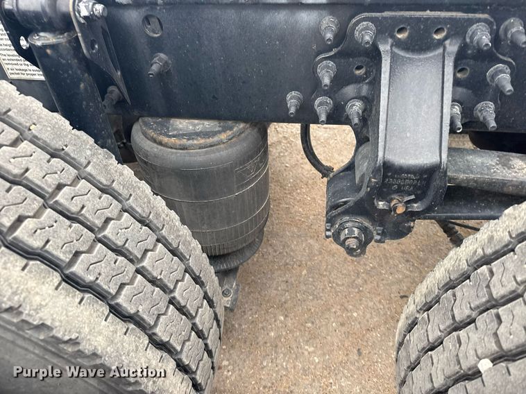 image for item EG6284 2021 Volvo VN semi truck